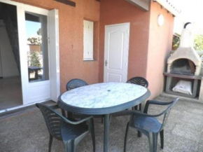 Pavillon rénové avec terrasse, à 15m de la mer, 5 couchages, parking privé, proches commerces - FR-1-229-830